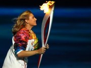 Мария Шарапова несла Олимпийский огонь на церемонии открытия в Сочи