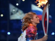 Мария Шарапова на факел Олимпийских Игр в Сочи 2014