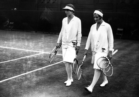Хэлен Уиллс-Муди и Хэлен Якобс выходят на корты Уимблдона в 1929 году