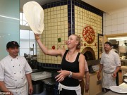 Возняцки готовится к турнире в Англии за уроками создания пиццы